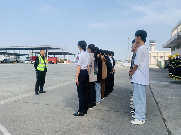 綿陽機場安檢站對閬中機場、民航校  實習生開展軍訓.png