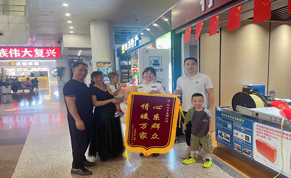 心系群眾，情暖萬家—— 綿陽機(jī)場安檢站暖心服務(wù)獲錦旗.png